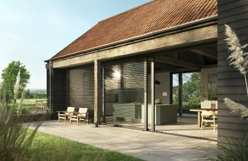 Modernes Haus mit Sonnenschutz und Terrasse